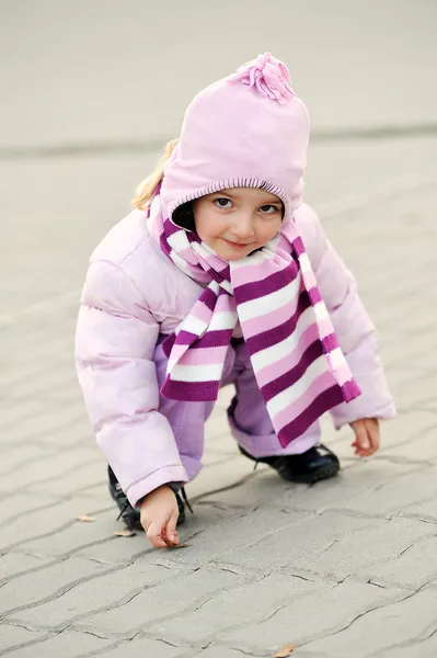 Κορίτσι Αντλώντας Από Πεζοδρόμιο Μικρό Κορίτσι Πόλη — Φωτογραφία Αρχείου