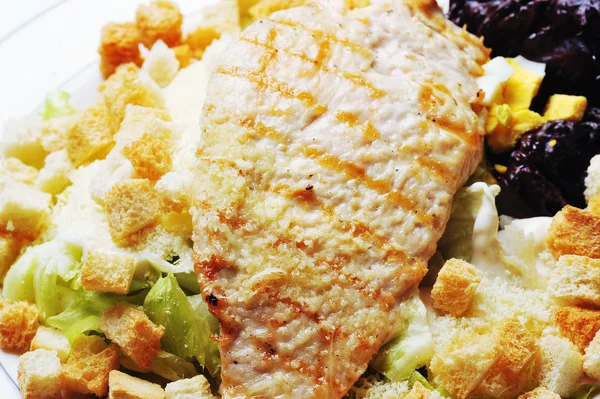 揚げ鶏ムネ肉のチーズと野菜 サラダ — ストック写真