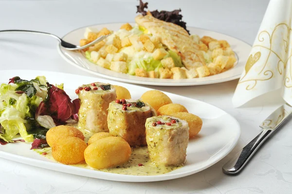 肉沙拉和桌上的热熟的土耳其肉 在一家餐厅的晚餐 — 图库照片
