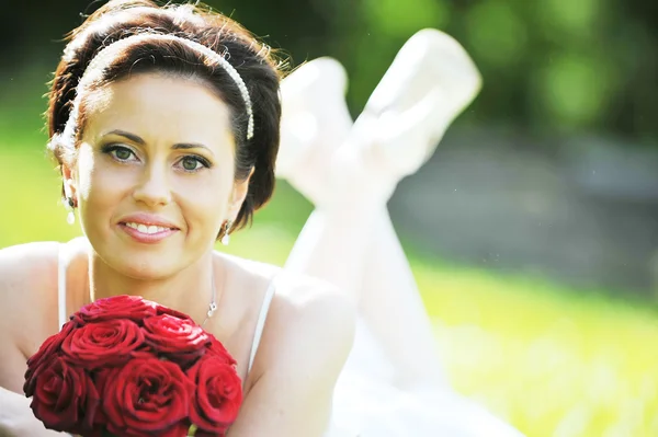 草で横になって白いドレスの花嫁 — ストック写真