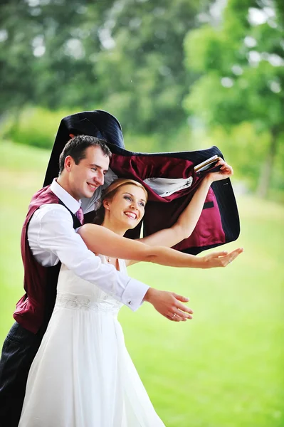 Fröhliches Junges Paar Versteckt Sich Hochzeitstag Vor Regen — Stockfoto