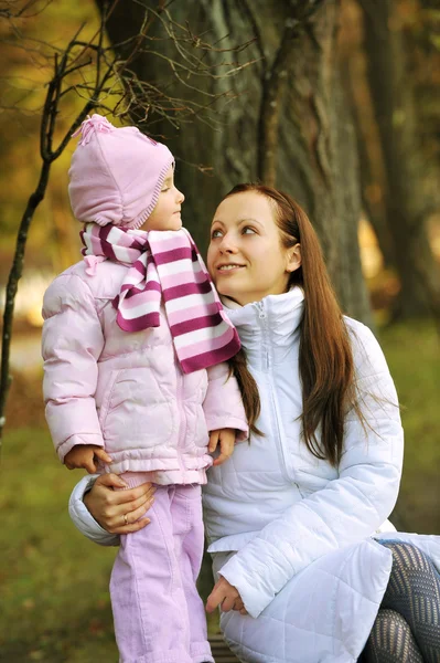 Mutter Und Tochter Herbstpark — Stockfoto