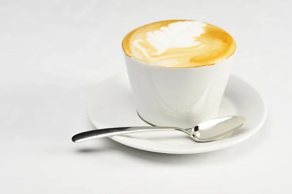 Xícara Branca Cappuccino Com Espuma Marrom Branca Topo Objeto Sobre — Fotografia de Stock