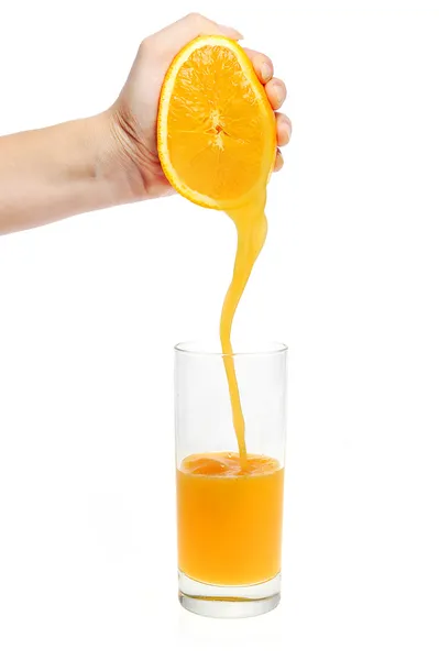女人手倒橙汁从 Cuted — 图库照片