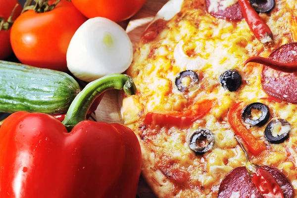 Leckere Pizza Und Verschiedene Gemüsesorten Hautnah — Stockfoto