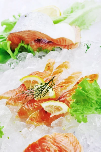 Pedaços Peixe Vermelho Limão Gelo — Fotografia de Stock