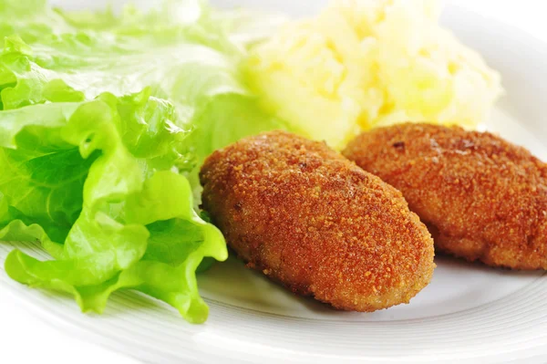 Gebratene Schweineschnitzel Mit Kartoffeln Und Salat — Stockfoto