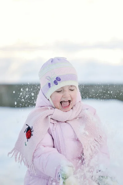 Menina Bonita Pequena Que Joga Parque Dia Inverno — Fotografia de Stock