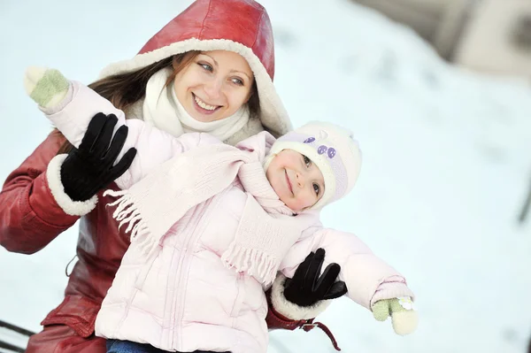 Jovem Mãe Com Filha Dia Inverno — Fotografia de Stock
