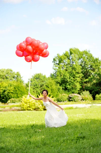 Bruden Vit Klänning Med Ballonger Gröna Fält — Stockfoto