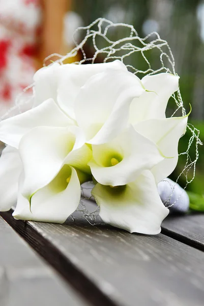 Menyasszony Bouquet Fából Készült Padon — Stock Fotó
