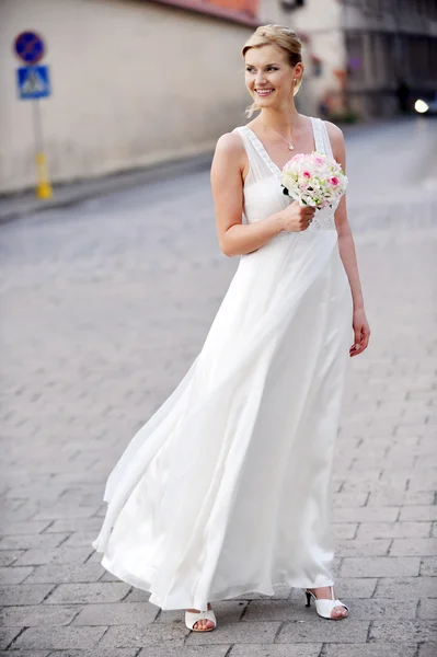 Молодая Невеста Идет Тротуару Городской Обстановке — стоковое фото