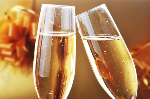 Due Bicchieri Shampagne Sul Tavolo Celebrativo — Foto Stock
