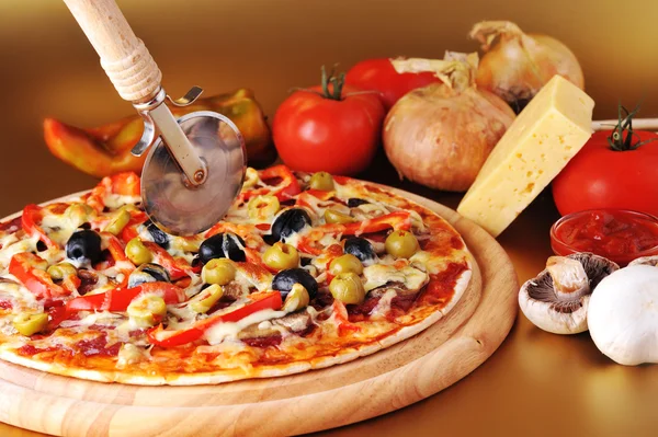 Pizza Recién Horneada Con Aceitunas Pepperoni Pimientos —  Fotos de Stock