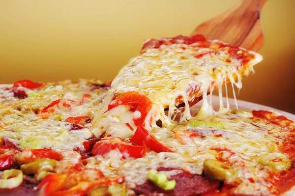Frisch gebackene Pizza — Stockfoto