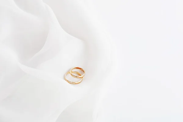 화이트 패브릭 및 결혼 반지 — 스톡 사진