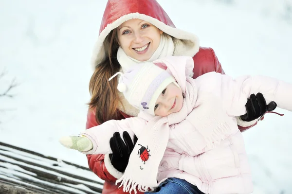 Young Mother Her Daughter Sitting Wooden Bench Park Winter Day — Stock Photo, Image