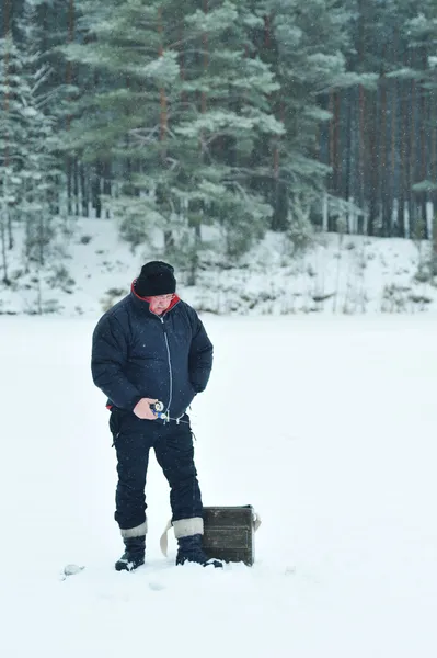 Pesca no gelo de Inverno — Fotografia de Stock