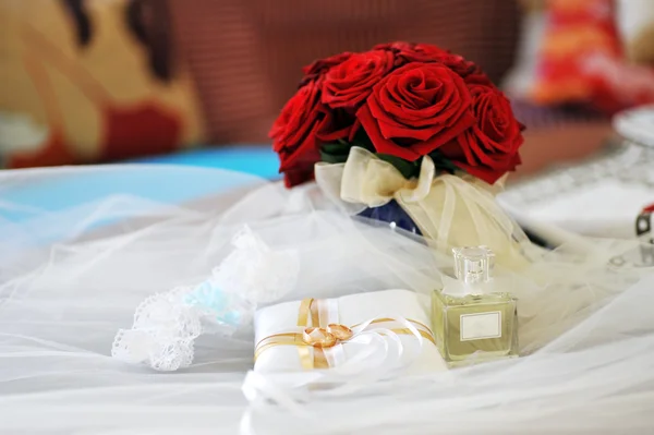 Perfume y anillos de boda —  Fotos de Stock