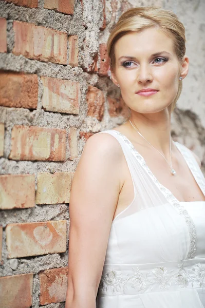 Girl in wedding dress — Stock Photo, Image