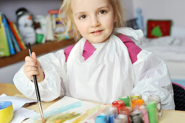 Girl is drawing — Stock Photo, Image