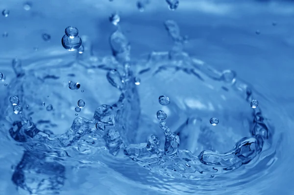 Gotas de água na água — Fotografia de Stock