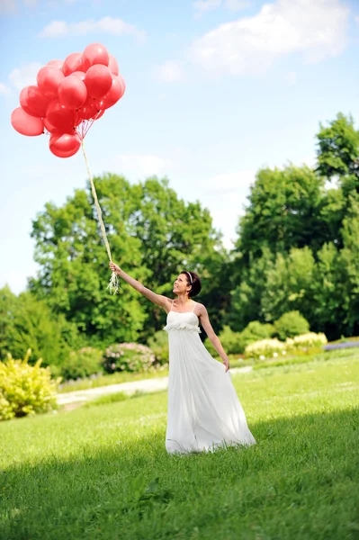 Brud med ballonger — Stockfoto