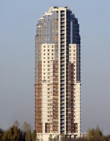 Tek başına yüksek katlı bina — Stok fotoğraf