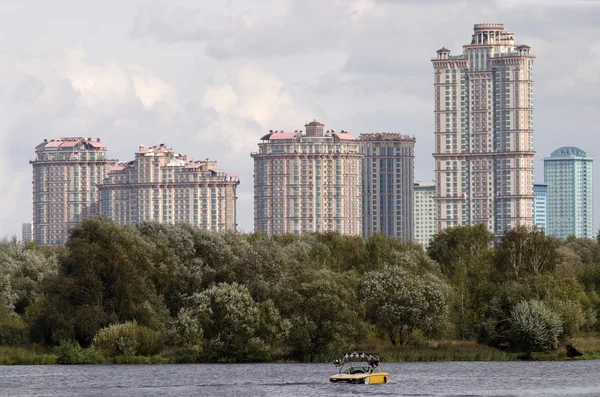 앞 높은 건물에 강에 보트 — 스톡 사진