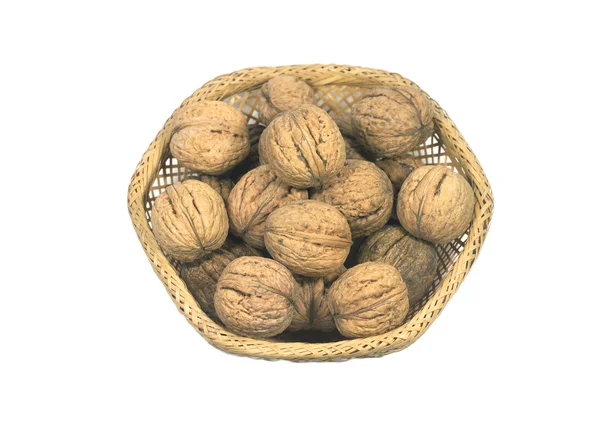 Орехи в соломенной вазе изолированы на белом — стоковое фото