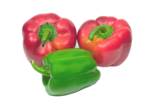 隔离白底红色和绿色的甜新鲜辣椒 — 图库照片