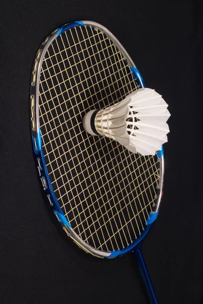 Badminton racket met shuttle geïsoleerd op zwart — Stockfoto