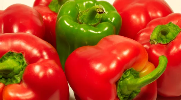 Červené a zelené čerstvé papriky zblízka — Stock fotografie