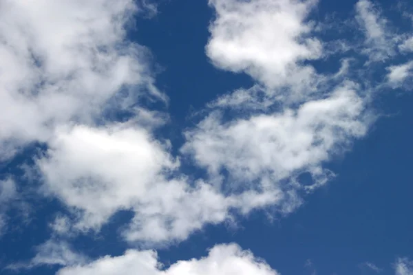 Nuvens brancas isoladas no céu azul como fundo — Fotografia de Stock