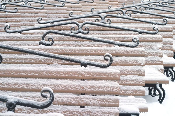 Много Старинных Деревянных Скамеек Снегом Льдом — стоковое фото