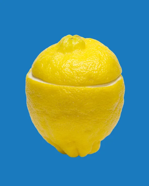Спелый желтый лимон, изолированный на синий — стоковое фото