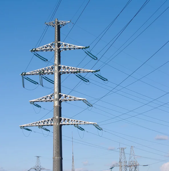 Torres metálicas de línea eléctrica de alto voltaje — Foto de Stock