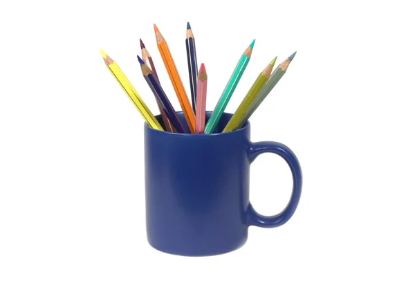 Цветные карандаши в синей чашке — стоковое фото