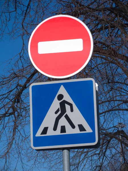 Pare e caminhe sinais de trânsito rodoviário — Fotografia de Stock