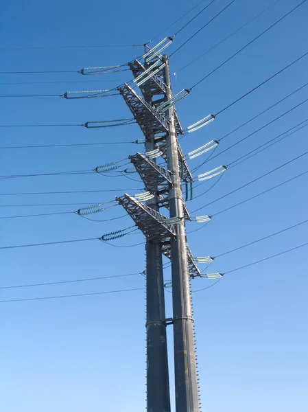 Torre de metal de línea eléctrica de alto voltaje — Foto de Stock
