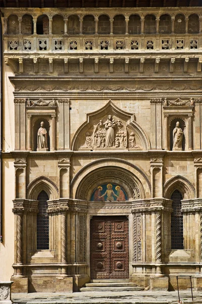 Slotten av den lekmanna-broderskap (Fraternita dei Laici) fasaden på Piazza Gr — Stockfoto
