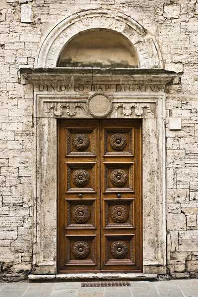 Dveře cech obchodníků v palazzo dei priori, perugia, Umbrie, Itálie — Stock fotografie