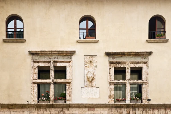 Perugia windows, umbria, Włochy — Zdjęcie stockowe