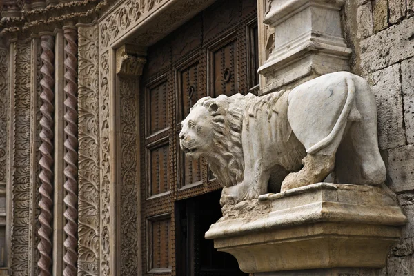 Rzeźba Lwa przy poratele delle arti z palazzo dei priori w — Zdjęcie stockowe