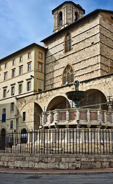 在大教堂 （大教堂），佩鲁贾，翁布里亚，意大利的丰塔纳马焦雷 — 图库照片