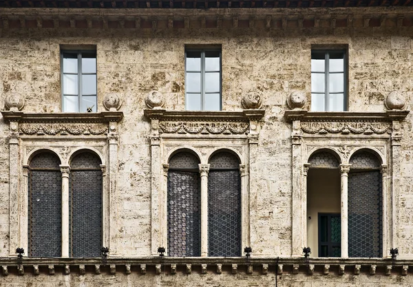 Perugia windows, Umbrie, Itálie — Stock fotografie