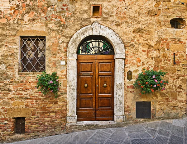 Porta da casa velha, Pienza, Toscana, Itália — Fotografia de Stock