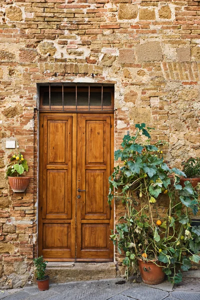 Eski evin kapı, pienza, Toskana, İtalya — Stok fotoğraf