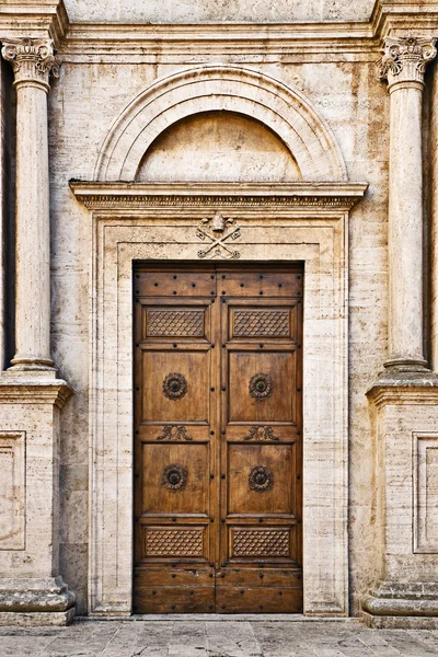 Pienza duomo (katedralen) dörr, Toscana, Italien — Stockfoto