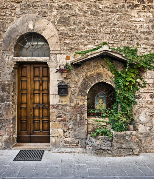 Starý dům dveře, assisi, Umbrie, Itálie — Stock fotografie